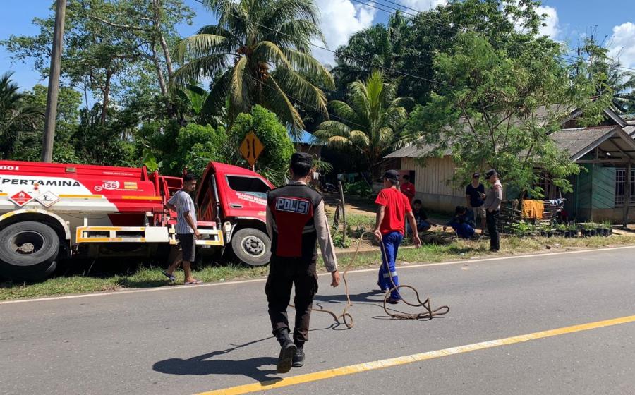 Quick Respon, Polsek Batiknau Datangi TKP Laka Lantas Tangki Minyak 
