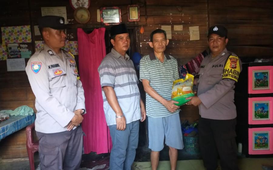 Selasa Berbagi, Polsek Kaur Tengah Salurkan Bantuan Sembako Kepada Warga Sakit