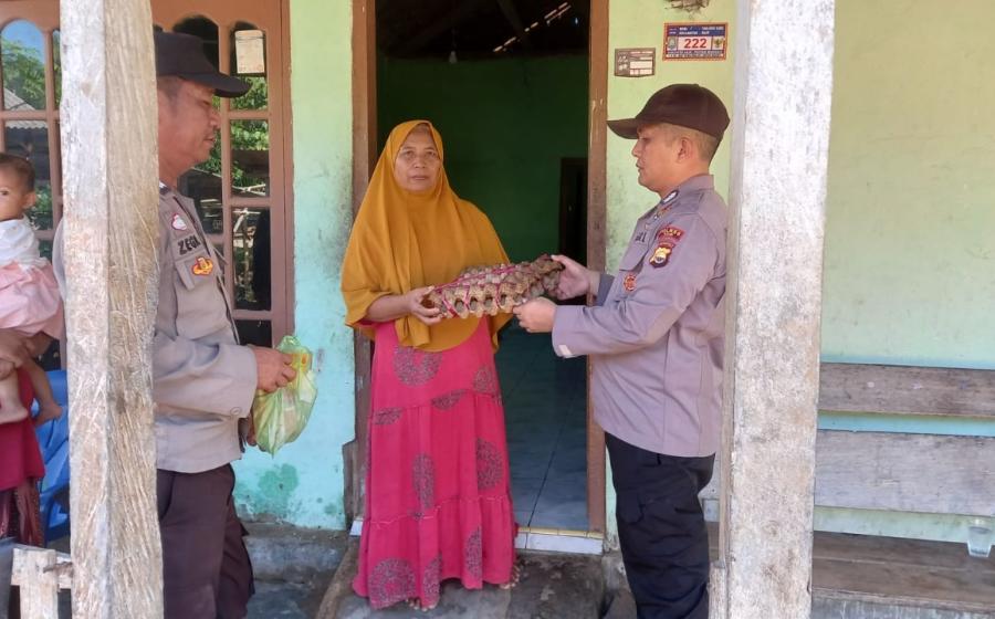 Berbagi Sesama, Polsek Maje Bagikan Sembako Kepada Warga Kurang Mampu  
