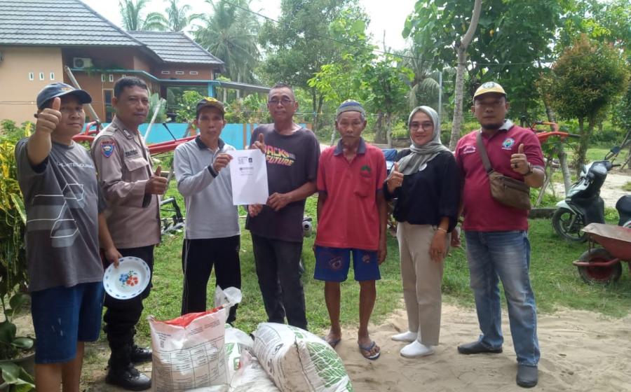 Bhabinkamtibmas Polsek Kaur Selatan Monitoring Pembagian Pupuk dan Racun di Desa Selasih  