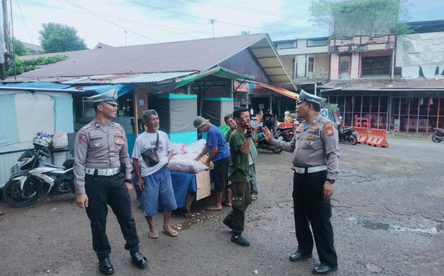 Personil Satlantas Polres BU Lakukan Sosialisasi Keselamatan Berlalu Lintas Kepada Pengunjung dan Petugas Parkir Pasar Purwodadi