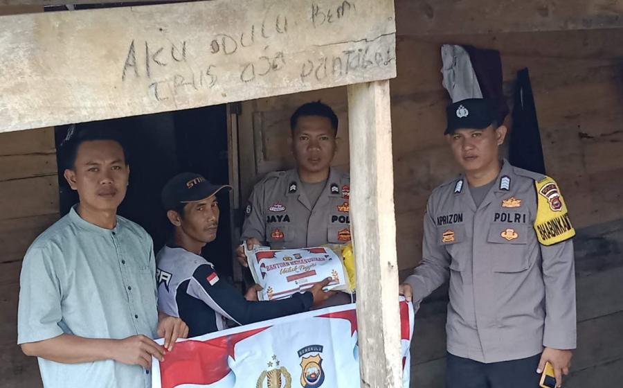 Bantu Warga Kurang Mampu, Polsek Kaur Selatan Bagikan Sembako 