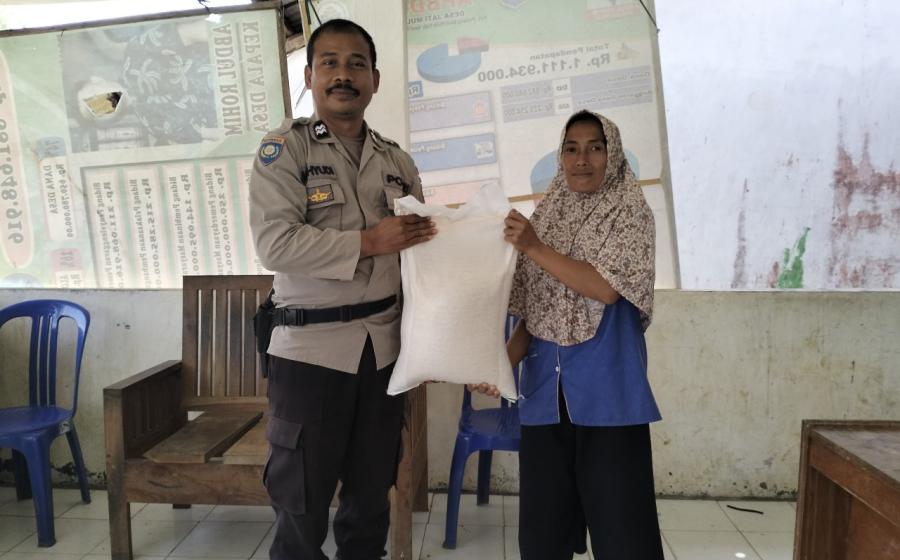 Selasa Berbagi, Polsek Padang Guci Hulu Bagikan Sembako Berupa Bahan Pokok Kepada Warga Yang Membutuhkan 