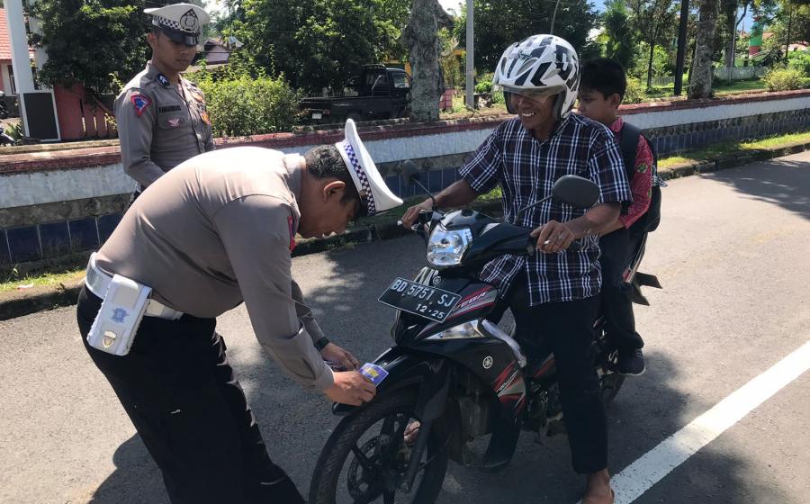 Personel Lantas BU Aktif Bagi Stiker Stop Menggunakan Knlapot Tidak Sesuai Spesifikasi Teknis 