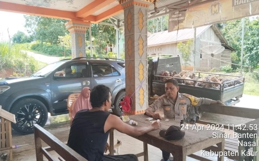 Bhabinkamtibmas Polsek Nasal Sambang dan Silaturahmi Kamtibmas Kepada Warga Desa Sinar Banten 