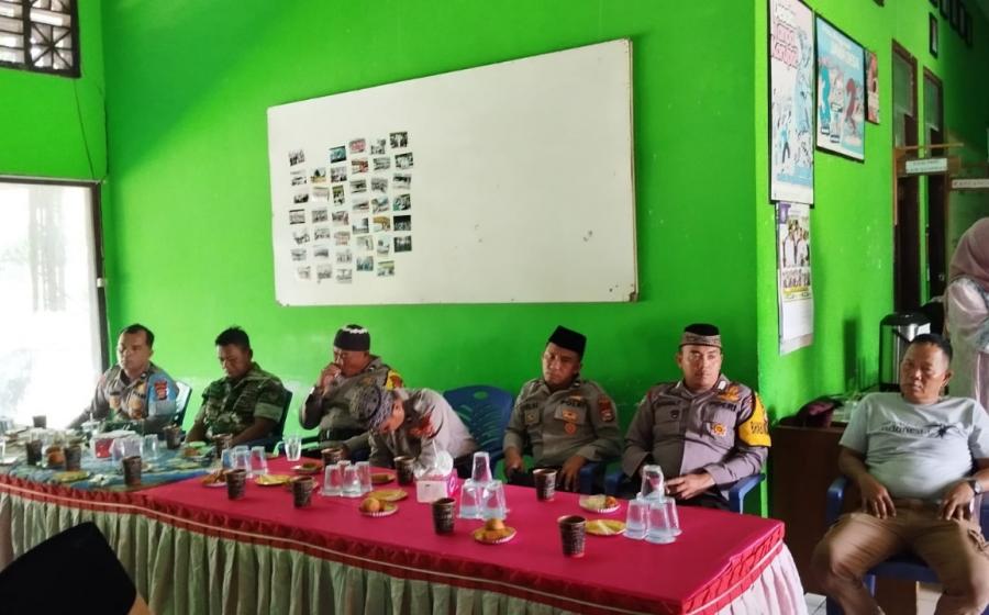 Kapolsek Nasal Ikuti Kegiatan Halal Bihalal Camat Nasal Dalam Rangka Hari Raya Iedul Fitri 1445 H 