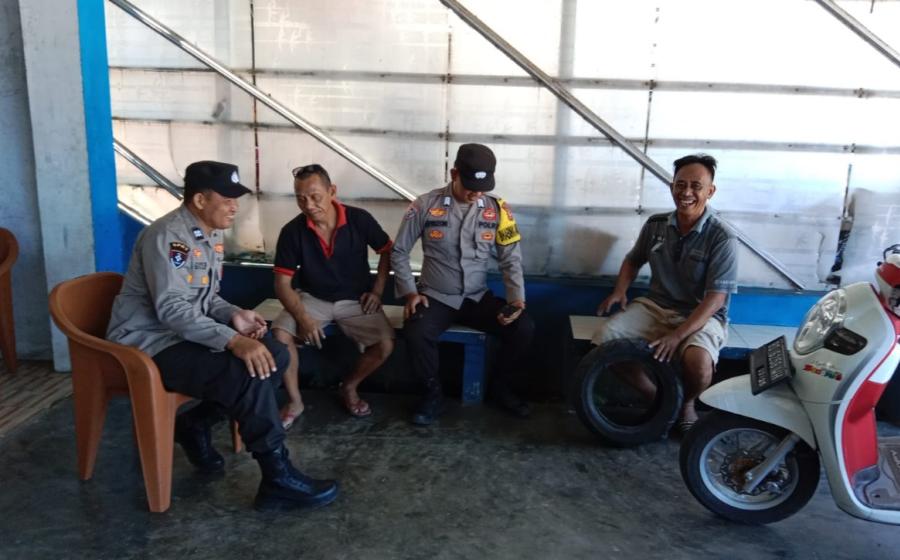 Patroli Kamtibmas, Polsek Kaur Selatan Sambangi Bengkel Mobil di Desa Suka Bnadung