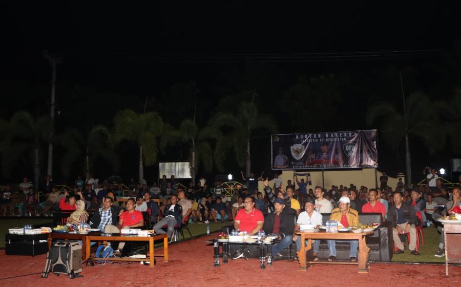 Polres Mukomuko Antusias Bersama Warganya Dukung Timnas Indonesia
