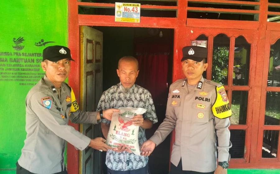 Bhabinkamtibmas, Laksanakan Selasa Berbagi Beripa Sembako Kepada Warga Kurang Mampu 