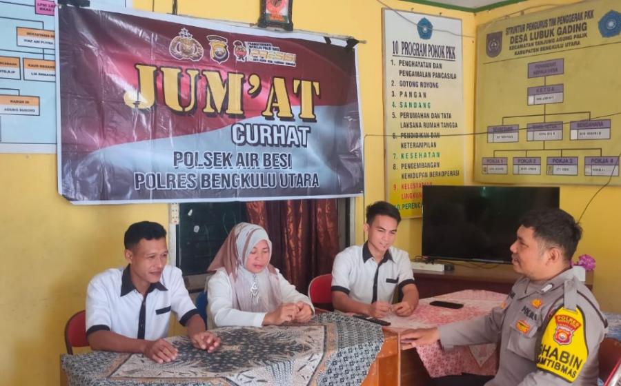 Bhabinkamtibmas Polsek Air Besi Laksanakan Giat "Jumat Curhat" untuk Mendengarkan Keluhan Masyarakat