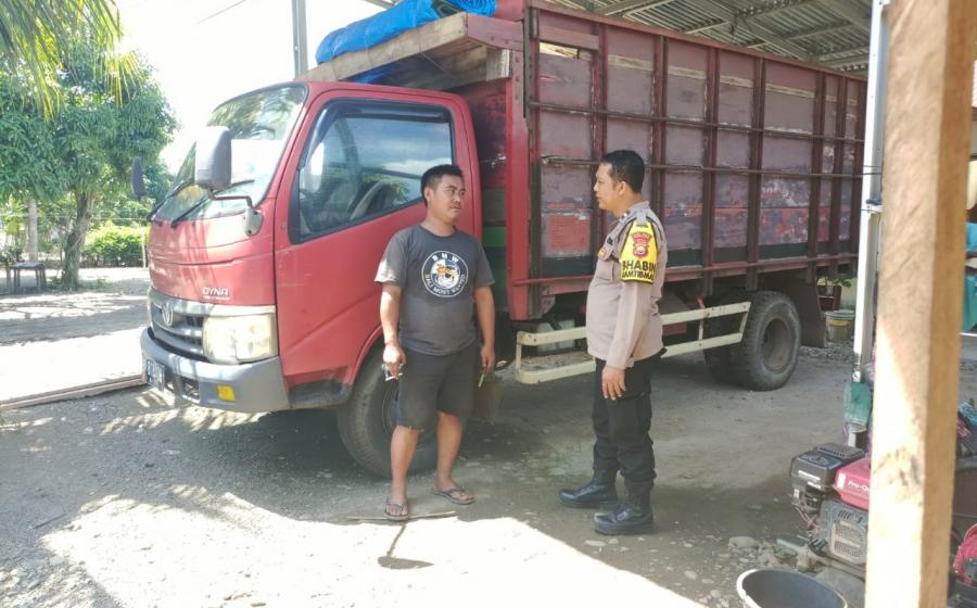 Sambangi Sopir Truck, Bhabinkamtibmas Polres Bengkuku Utara Sampaikan Pesan Kamtibmas