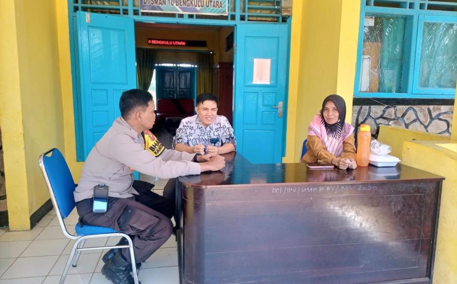 Sambangi Sekolah, Bhabinkamtibmas Polres Bengkulu Utara Sampaikan Pesan Kamtibmas Kepada Guru