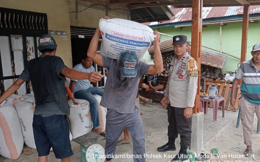 Sambangi Petani Jagung, Bhabinkamtibmas Polsek Kaur Utara Sampaikan Imbauan Kamtibmas di Desa Ulak Agung 