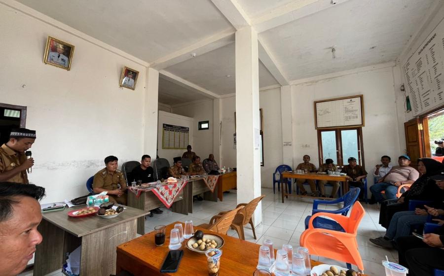 Bhabinkamtibmas Hadiri Sosialisasi Pelakasanaan Penanganan Kemiskinan Ekstrim di Desa Bukit Makmur