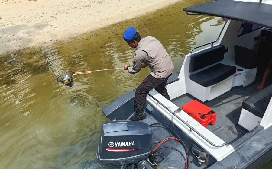 Satpolairud Polres Kaur Bersihkan Sampah di Sungai Benteng