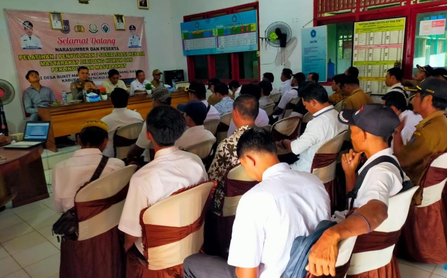 Kapolsek Ketahun Berikan Penyuluhan Hukum dan Perlindungan Masyarakat di Desa Bukit Makmur 