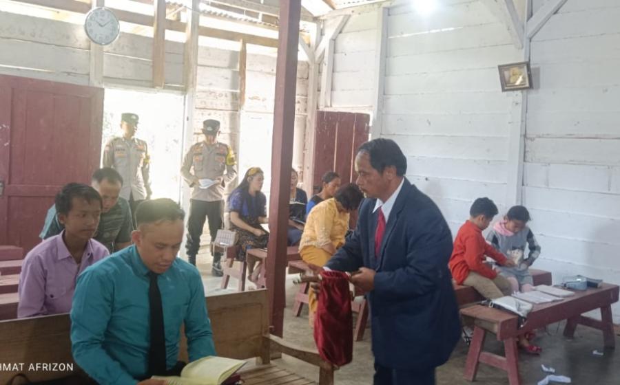 Polsek Kaur Selatan Monitoring Kegiatan dan Pengamanan Ibadah Gereja Umat Kristiani di Postel HKBP Pondok Pusaka 