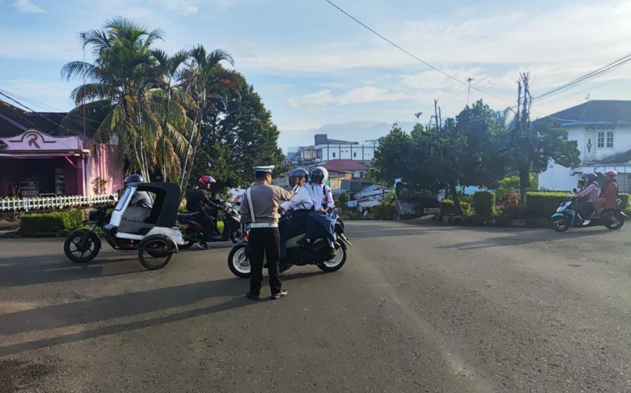 Antisipasi Gangguan Kamselticarlantas, Satlantas Polres BU Gatur Lalin di Titik Kerawanan