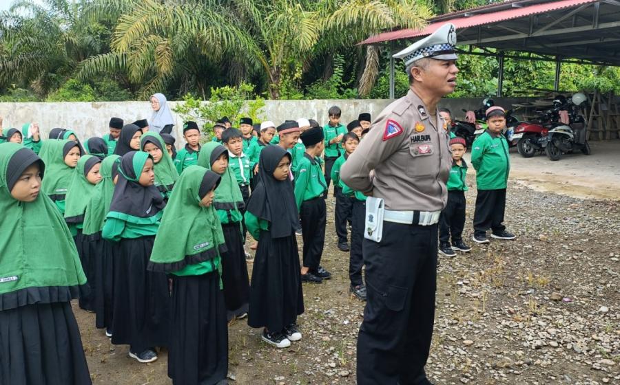 Tanamkan Sikap Disiplin Sejak Usia Dini, Satlantas Polres Mukomuko Berikan Pelatihan dan Pembinaan Pelajar SD IT AL Hafidz