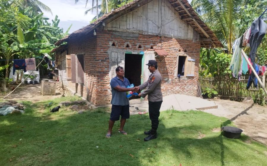 Polsek Maje Serahkan Bnatuan Beras Kepada Warga Kurang Mampu 