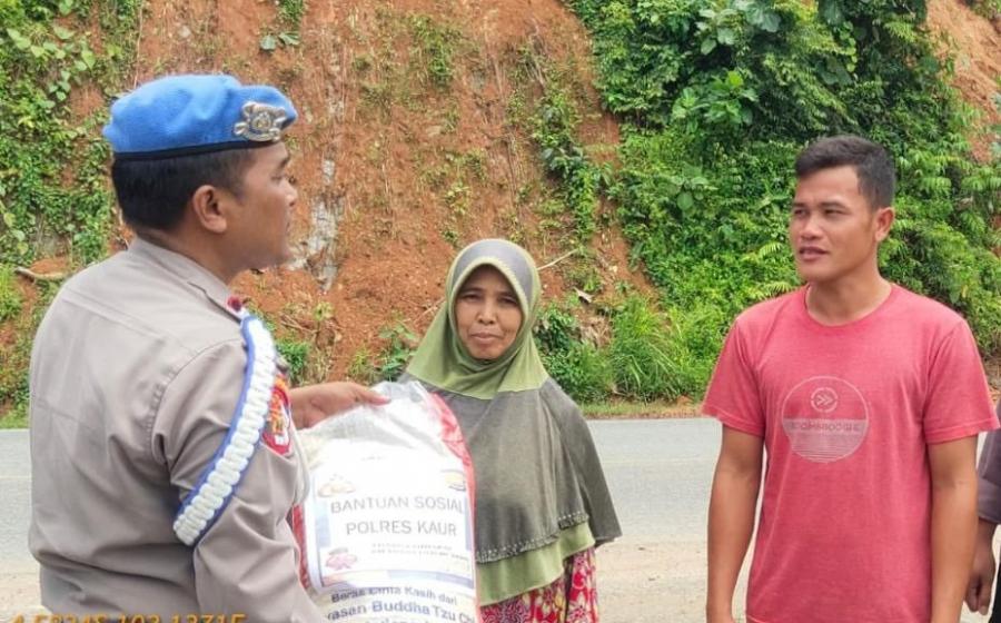 Warga Desa Tanjung Aur Terima Bnatuan Sembako Dari Polsek Tanjung Kemuning 