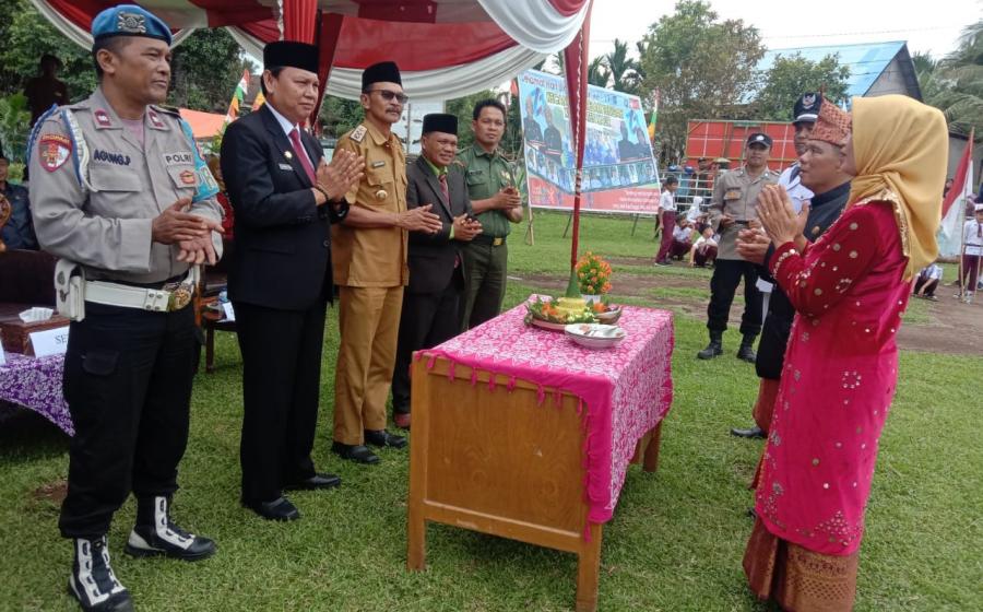 Kapolsek Tanjung Kemuning Upacara Peringatan HUT Kecamatan Kelam Tengah ke-19 