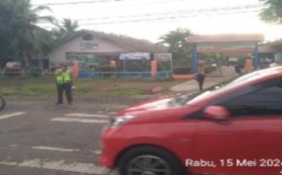 Personel Polsek Selebar Laksanakan Pengamanan, Pengaturan Arus Lalu Lintas di Sekolah di SDN 16 Kota Bengkulu