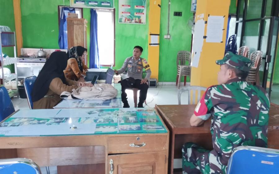 Jalin Sinergitas, Bhabinkamtibmas Sambangi Pemdes Duduk Bersama Ciptakan Kamtibmas yang Kondusif   