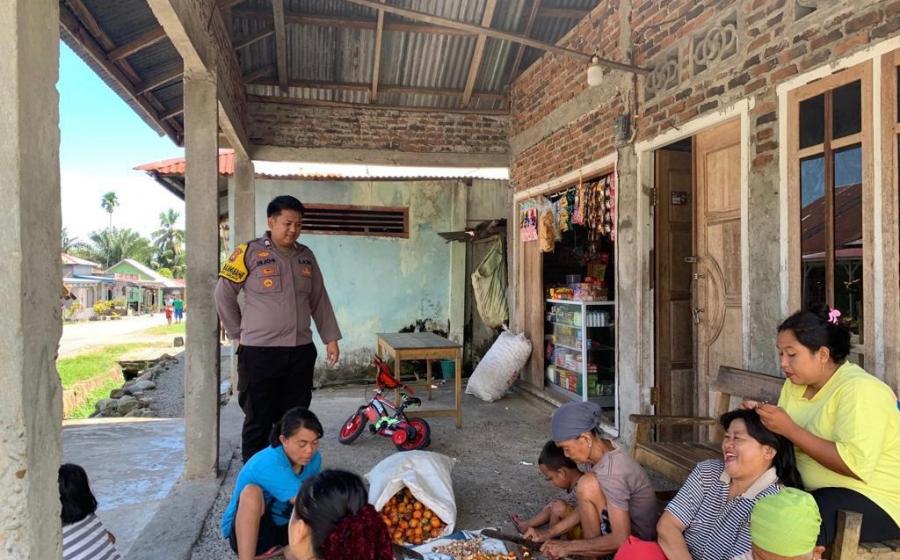 Bhabinkamtibmas Polsek Kedurang Ajak Warga Untuk Jaga Keamanan Bersama