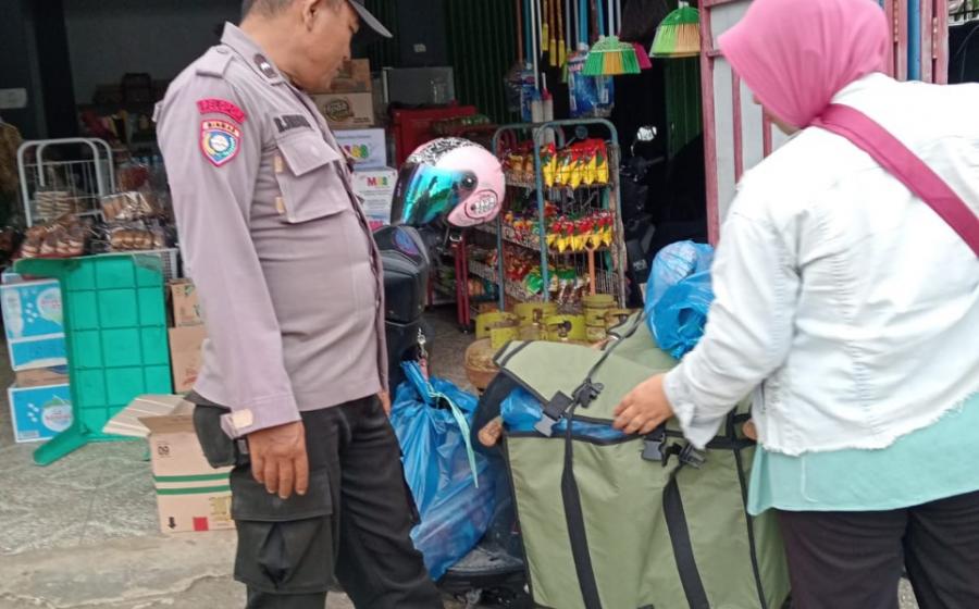 Bhabinkamtibmas Polsek Pino Raya  Sambang Pedagang Monitoring Perkembangan Harga Sembako  dan Harga Elpiji 