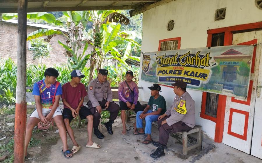 Pererat Silahturahmi dengan Masyarkat Desa Air Jelatang, Polsek Maje Gelar Jumat Curhat 