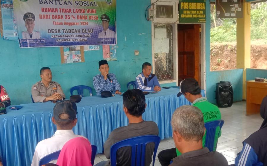 Kanit Binmas Polsek Lebong Atas Hadiri Pembagian Bansos di Desa Tabeak Blau