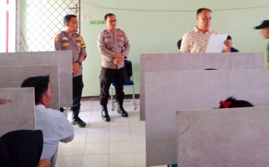 Personel Polres Lebong Monitoring Tes Tertulis Calon PPS di Kecamatan Topos