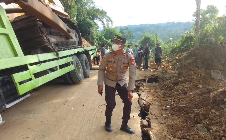 Truk Tronton Terjebak Berhasil Dievakuasi, Polisi Pasang Police Line, Jalan Ditutup Total