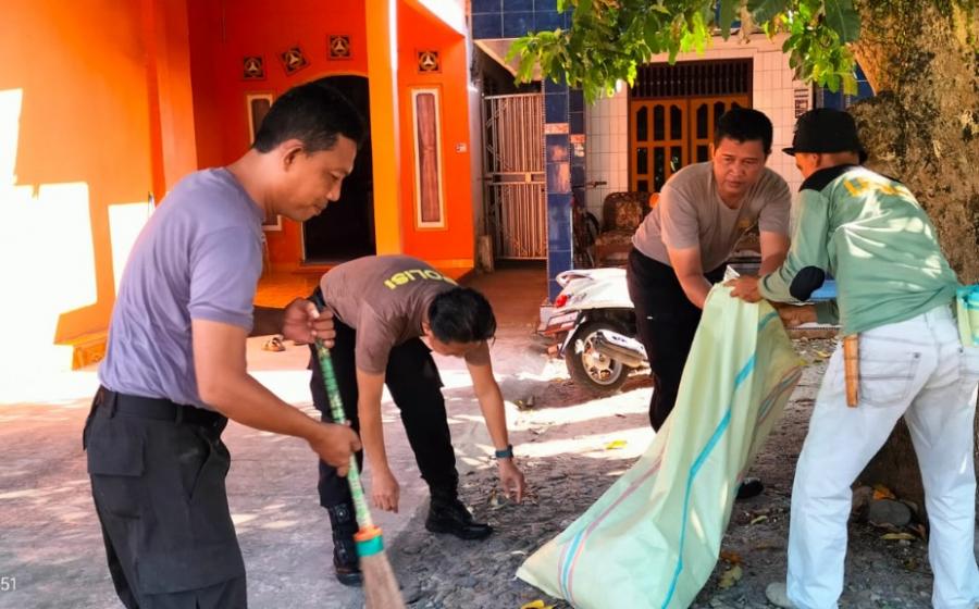 Bhakti Lingkungan, Polsek Kaur Selatan Bersama Pemdes Kepala Pasar Melaksanakan Gotong Royong 