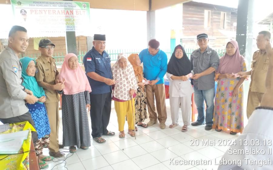 Bhabinkamtibmas Polsek Lebong Tengah Hadiri Penyaluran BLT DD di Desa Semelako II