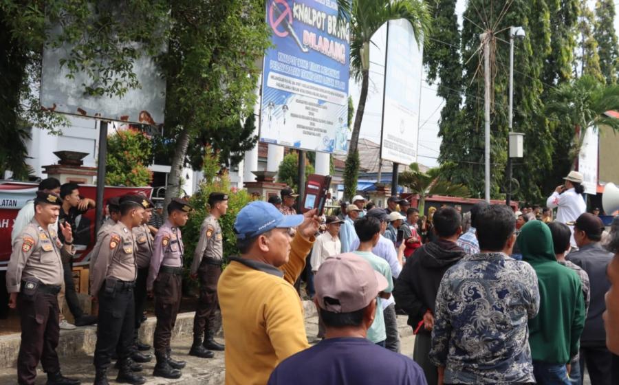 Polres BS Kawal Aksi Damai Ormas FPWK dan ASBS di DPRD Bengkulu Selatan 
