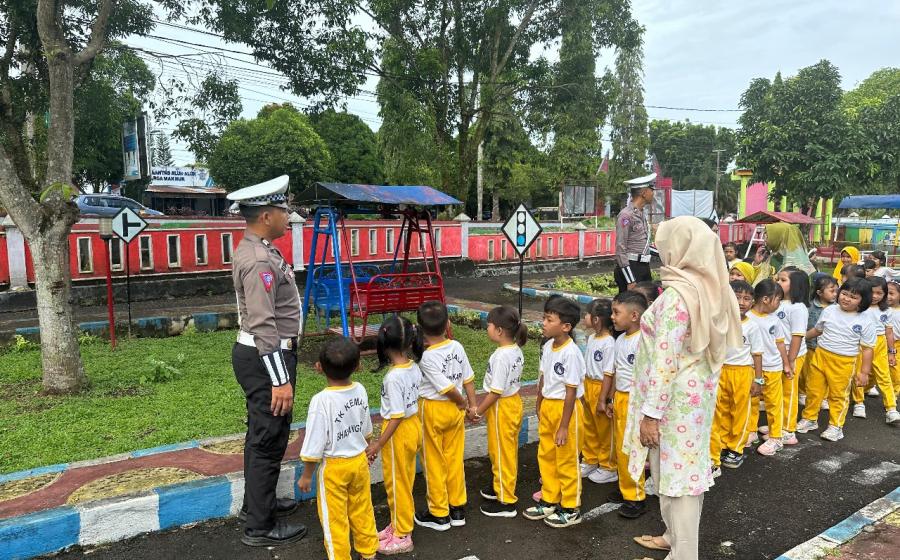 Personel Satlantas Polres Bengkulu Utara Edukasi Pelajar TK Kemala Bhayangkari BU Rambu-Rambu Lalu Lintas