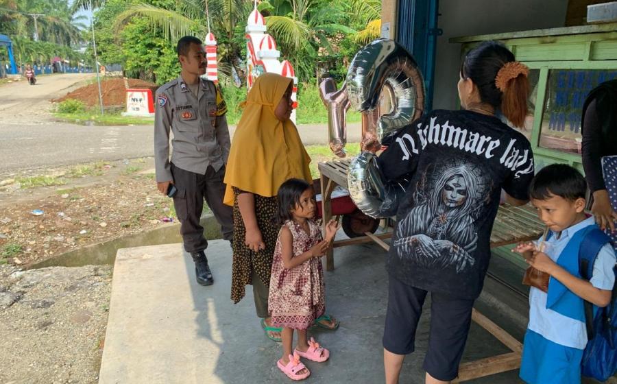 vSambangi Warga, Bhabinkamtibmas Polsek Kedurang Sampaikan Edukasi Ajak Warga Jaga Keamanan Bersama