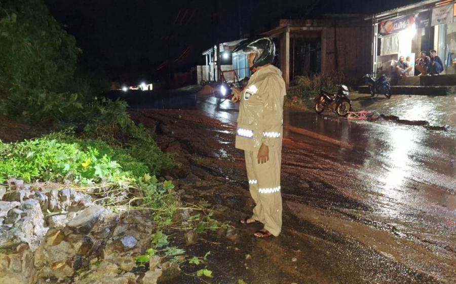 Curah Hujan Tinggi Sebabkan Tanah Longsor di Desa Tunggang