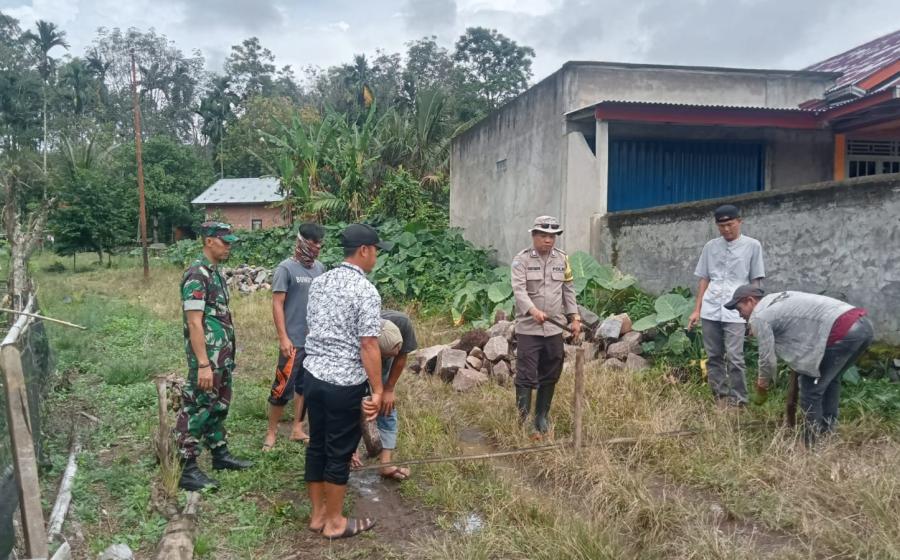Monitoring, Bhabinkamtibmas Polsek Lebong Selatan Hadiri Titik Nol Pembuatan Jalan di Kelurahan Mubai