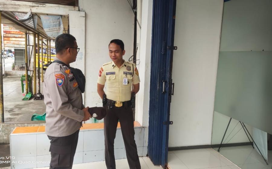 Bhabinkamtibmas Sambangi Security  Bank Mandiri Manna, Ingatkan agar selalu Waspada dalam Bertugas