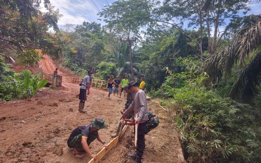 Polisi di Ketahun Terus Bantu TMMD Kodim 0423/BU Di Kecamatan Ketahun