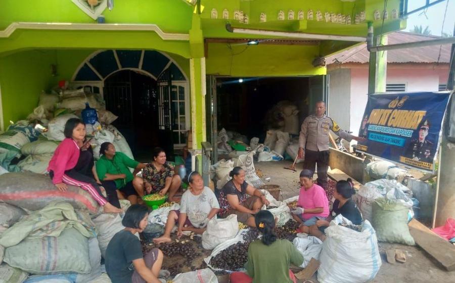 Laksanakan Jumat Curhat Polsek Padang Ulak Tanding, Dengarkan Aspirasi dan Sampaikan Pesan Kamtibmas kepada Masyarakat
