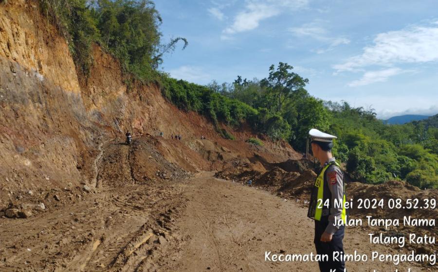 Jalan Ditutup Sementara, Personel Satlantas Lakukan Pengamanan
