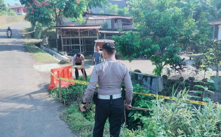 Bahu Jembatan Longsor di Desa Rama Agung, Petugas Satlantas BU Pasang Barrier dan Police Line