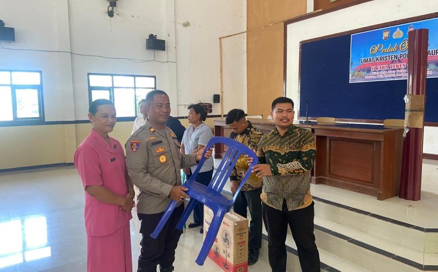 Peduli Kasih Umat Kristen,  Polres Kaur Salurkan Bantuan Sosial