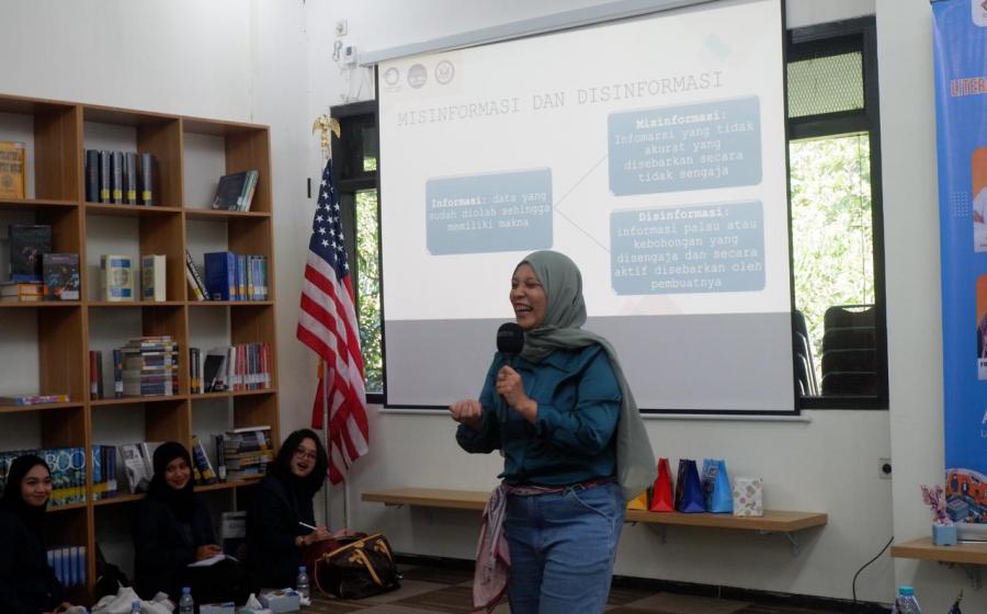 Workshop Literasi Digital di Amcor UMM