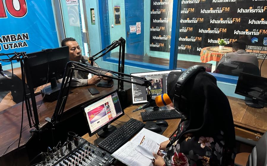 Personel Satlantas Polres BU Sosialisasikan Pengalihan Arus Lalu Lintas Pembukaan dan Pawai MTQ ke-XXXVI di Radio Karisma FM