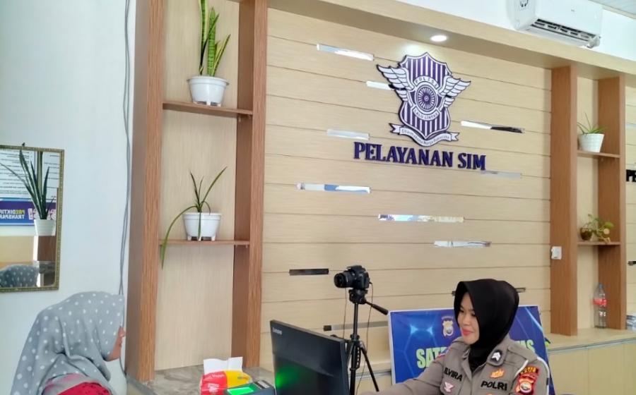 Personel Satlantas Berikan Pelayanan Penerbitan SIM kepada Pemohon SIM di SATPAS Polres Kaur